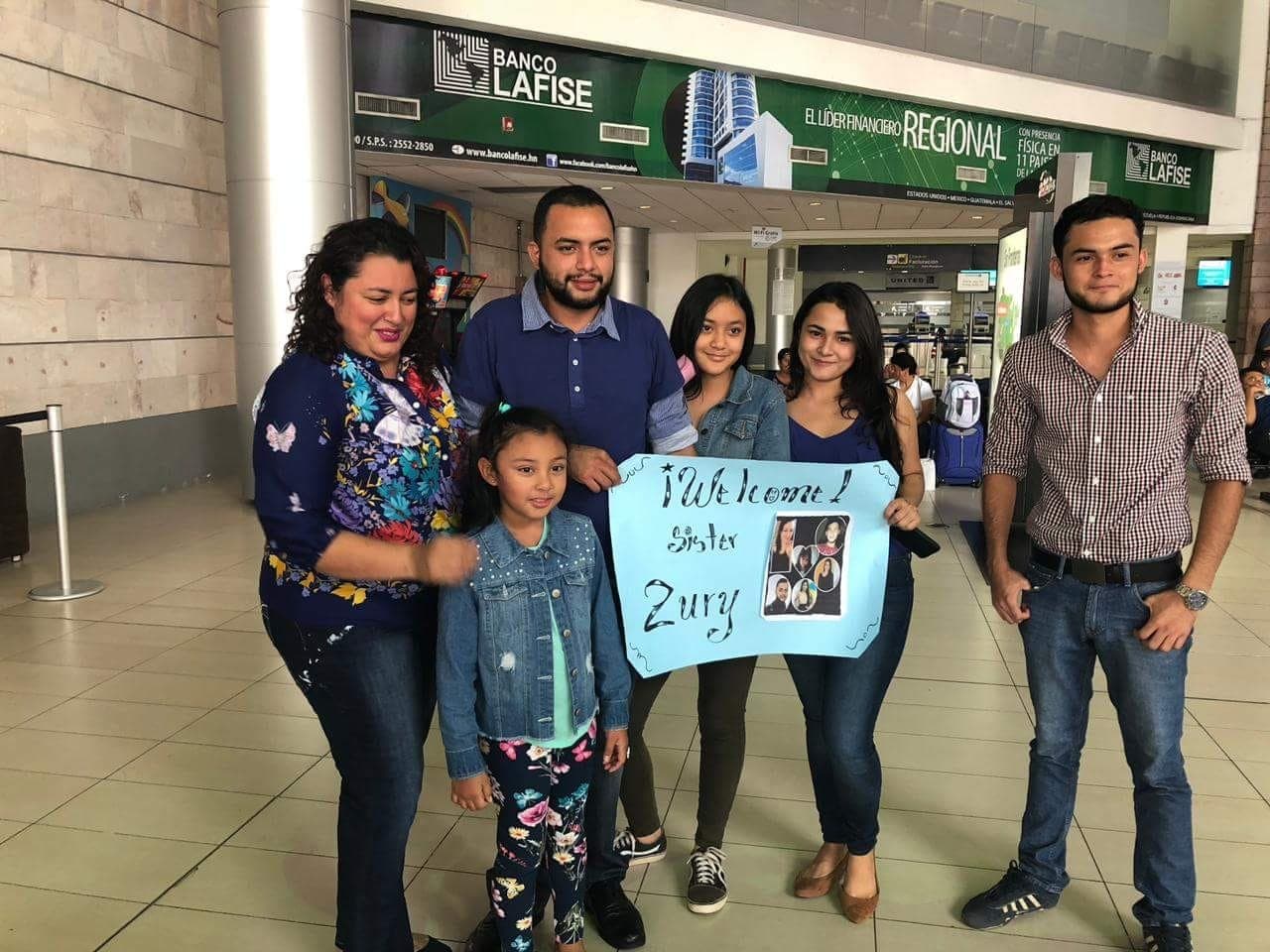 Cruz reunida por fin con todos sus hijos. De Izquierda a derecha: Zury, de 7 años; Carlos Orlando, de 22; Jean Jomi Luny, de 13; Geiby Anahí, de 18 y Kevin Javier, de 20.