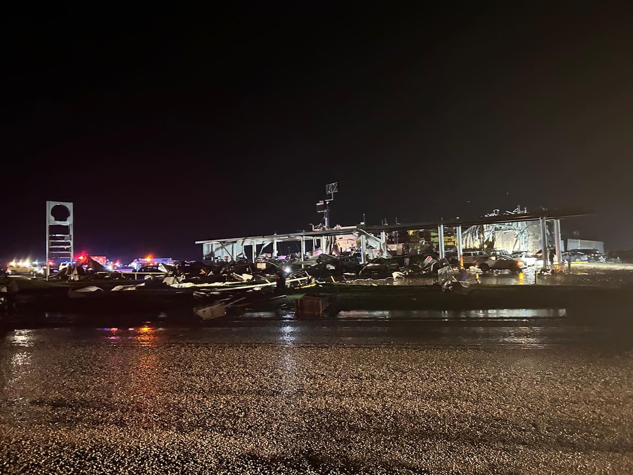 Una gasolinera Shell quedó prácticamente destruida tras el paso de este tornado. Este es uno de los puntos donde más daños se registran, además que algunos conductores quedaron atrapados en este punto.