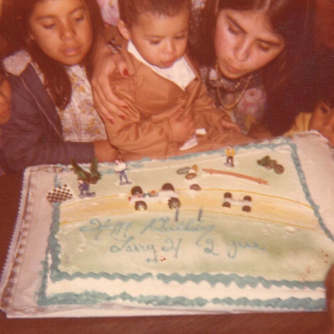 Esta foto es del año 1979, cuando cumplía apenas dos años. Hoy su vida es una #Larrymanía, ¿ya saben quién es?