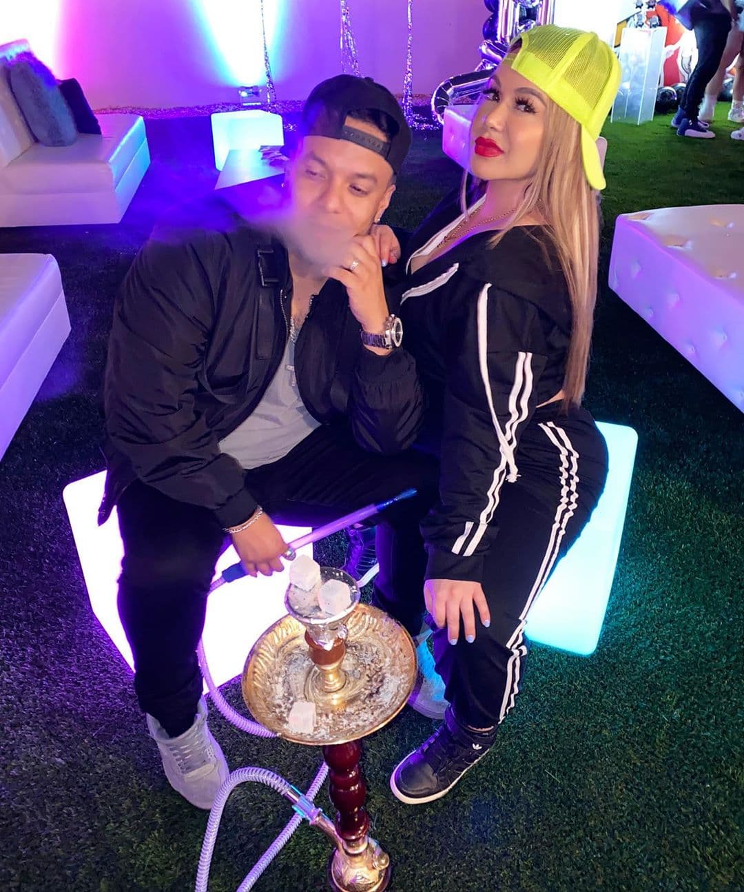 El documento legal señala que
<b>ambos tienen <a href="https://www.univision.com/famosos/las-senales-de-chiquis-rivera-y-lorenzo-mendez-por-las-que-pensamos-que-su-separacion-podria-ser-definitiva-fotos">órdenes de restricción</a></b> mientras dura el proceso de divorcio, las cuales aplican en todo el territorio de California.
<br>