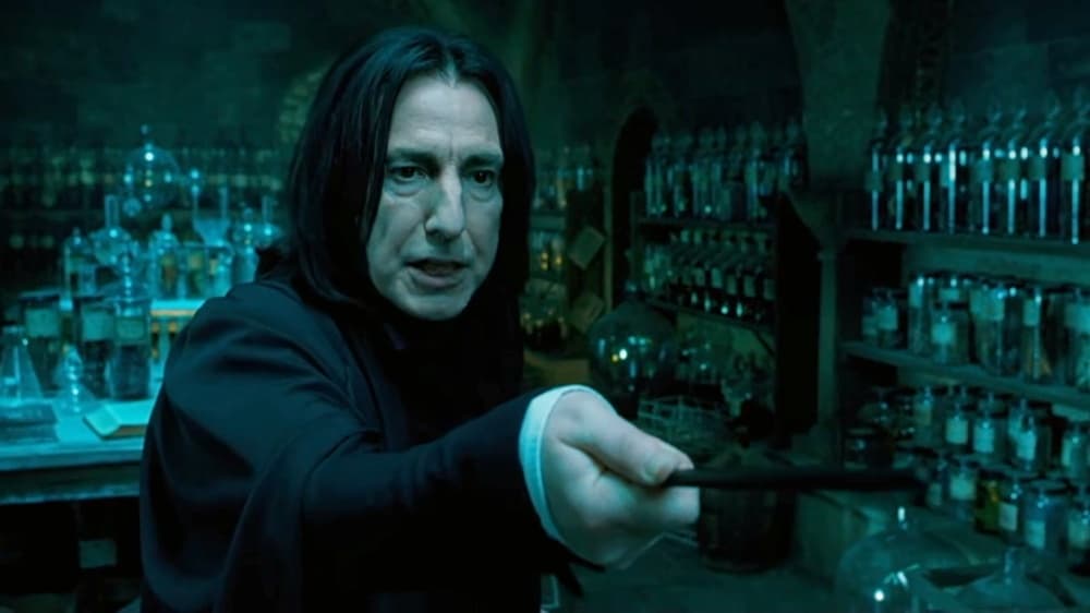<b>Alan Rickman</b>
<br>Durante toda la saga, Alan Rickman interpretó a Severus Snape, el serio y un tanto oscuro profesor de Pociones de Hogwarts que parecía tener un problema personal con Harry Potter.
<br>