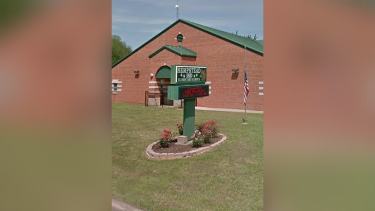 Mabel Hernández, madre de Valeria, dijo a Univision 45 que su hija salió del plantel por un error cuando recibió el mensaje equivocado por parte de un estudiante, de 7 años, que le avisó que ella, (su mamá) la esperaba afuera. La menor salió y al no poder entrar a la escuela nuevamente, decidió caminar a casa.