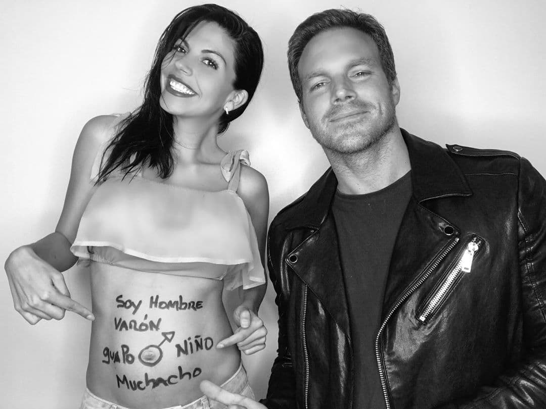 Días después, el 19 de marzo, revelaron el sexo del bebé. "
<b>Es un niño</b>. León Peraza, te amo", escribió ella. Mientras que el actor escribió en su perfil un mensaje similar: "A boy! (¡Un niño!) Te amo, África Zavala".
<br>