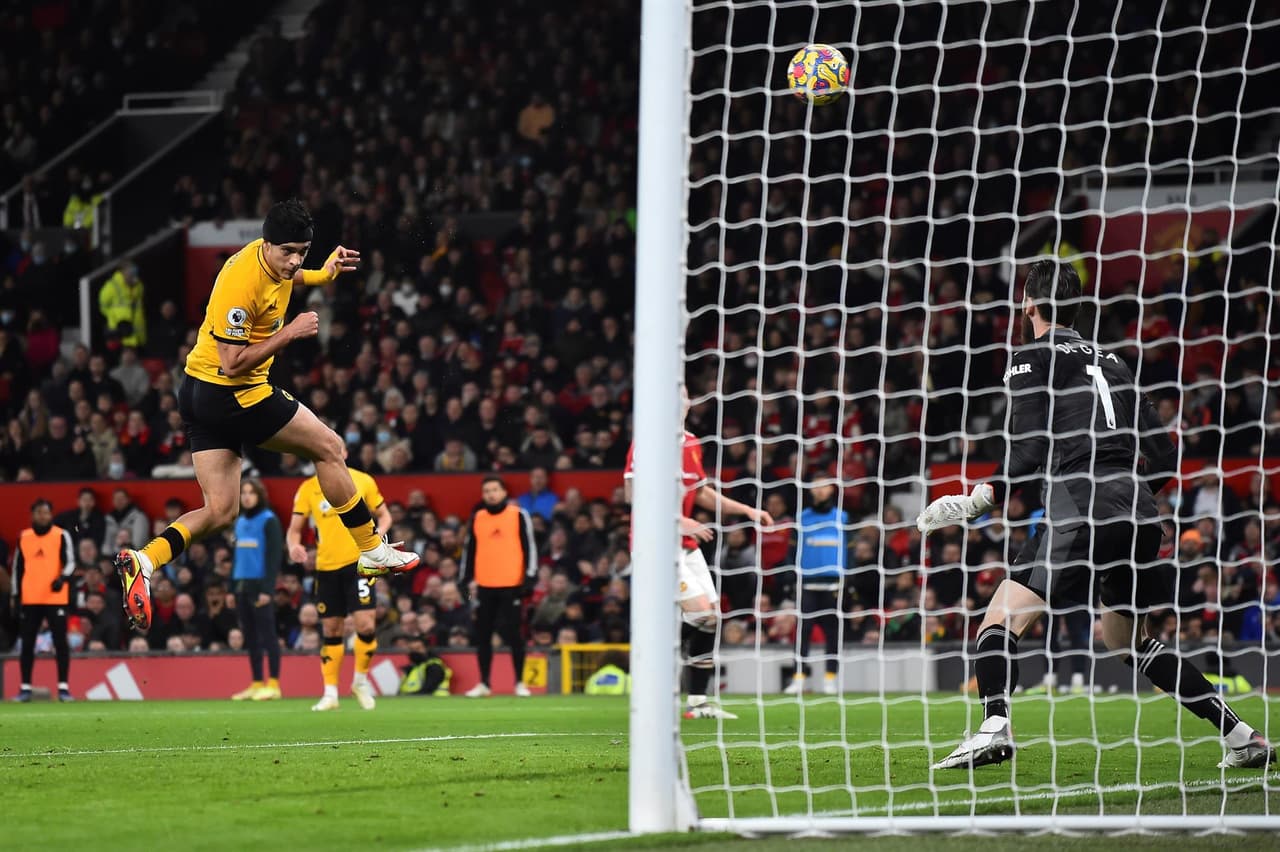 Wolverhampton le pega al Manchester United 1-0 con gol de Joao Moutinho al minuto 82' del encuentro. Cristiano Ronaldo había convertido pero se anuló la anotación por ser fuera de lugar. El mexicano Raúl Jiménez fue titular durante el encuentro.