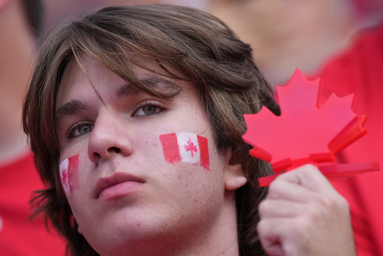 Un aficionado canadiense se sienta en las gradas mientras espera el inicio del partido de fútbol del Grupo B de la Copa Mundial entre Canadá y Bosnia en Toronto, el viernes 12 de junio de 2026.