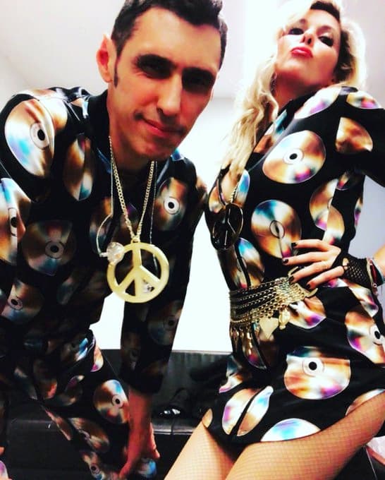 <b>The sacados</b>
<br>Argentina también tuvo grandes exponentes del pop en los 90. The sacados fue uno de ellos y aunque cambiaron de alienación en varias ocasiones, Darío Moscatelli y Cynthia Nilson son los integrantes más recordados.