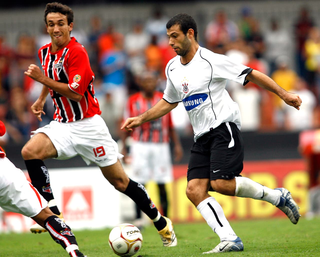 Tras dejar de ver minutos cuando Emerson Leao llegó al club, Javier y su compatriota Carlos Tévez comenzaron a buscar su salida del club brasileño.
<br>