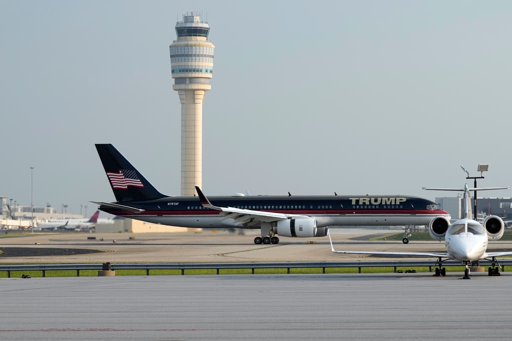El avión de Donald Trump aterriza en el aeropuerto Hartsfield-Jackson de Atlanta, Georgia.