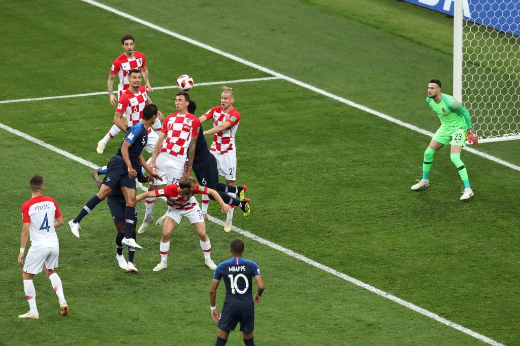 El hecho sucedió al minuto 18 del primer tiempo de la final entre Francia y Croacia, en un cobro de tiro libre para los galos.