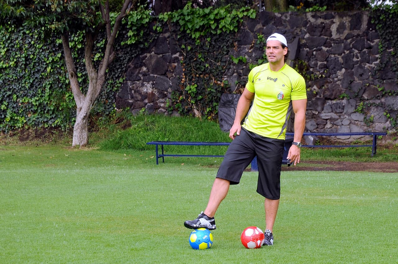 Trascendió en su momento, tal y como lo informó
<b><a href="https://www.tvynovelas.com/us/noticias/cristian-y-karymetienentremendopleito/" target="_blank">TVyNovelas</a></b>, que a Cristián de la Fuente le molestaba "la falta de profesionalismo" de Karyme, quien llegaba a grabar sin saberse sus escenas.