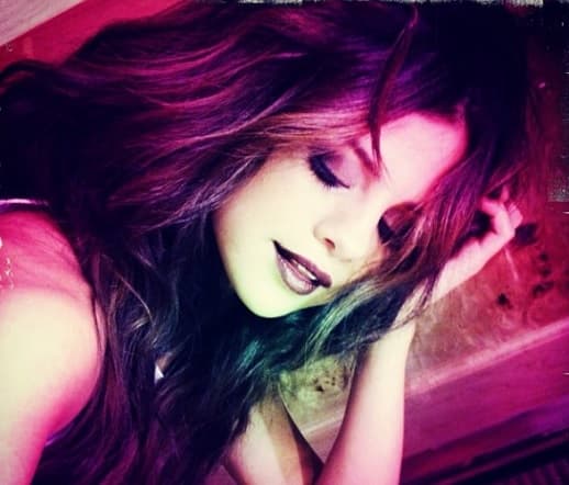 La cantante de 23 años concedió una entrevista a la revista InStyle en la que dijo que está cansada del tema y que nunca espero que su vida se volvería la historia de un tabloide.