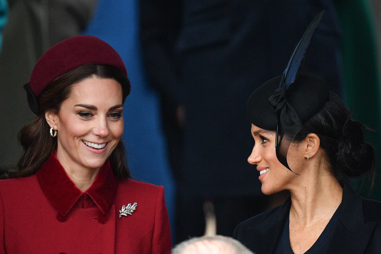 Los insultos en contra las esposas de
<b> <a href="https://www.univision.com/entretenimiento/realeza/meghan-markle-y-el-principe-harry-se-distancian-de-william-y-kate-middleton-hasta-en-su-postal-de-navidad">los príncipes británicos William y Harry</a> </b>han crecido tanto, que
<b>el palacio de Kensington </b>tuvo que tomar cartas en el asunto.