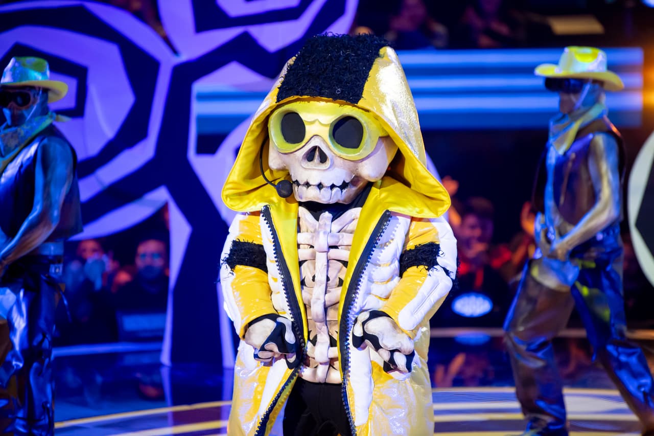 Huesos regresó al escenario en este show y no llegó con las manos vacías, sino con un regalo para Omar, un 'mini huesitos'.