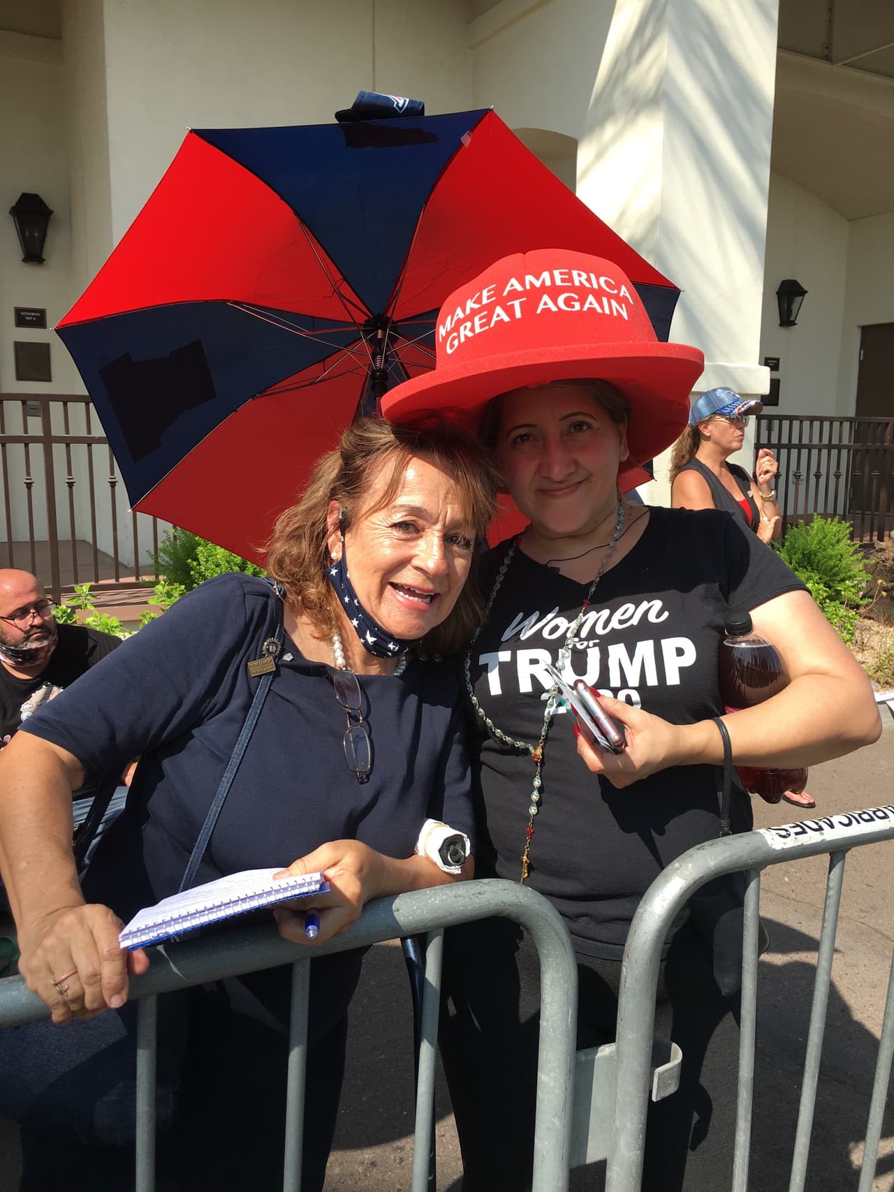 Decenas de personas llegaron al Arizona Grand Resort para escuchar al presidente Donald Trump en su quinta visita a Arizona para su campaña de reelección.