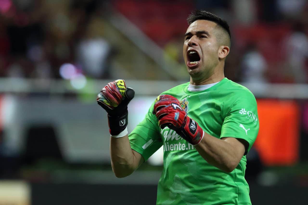 Las Chivas llegaron a siete juegos sin perder luego de vencer al Puebla en un partido marcado por la lesión de Gustavo Ferrareis.