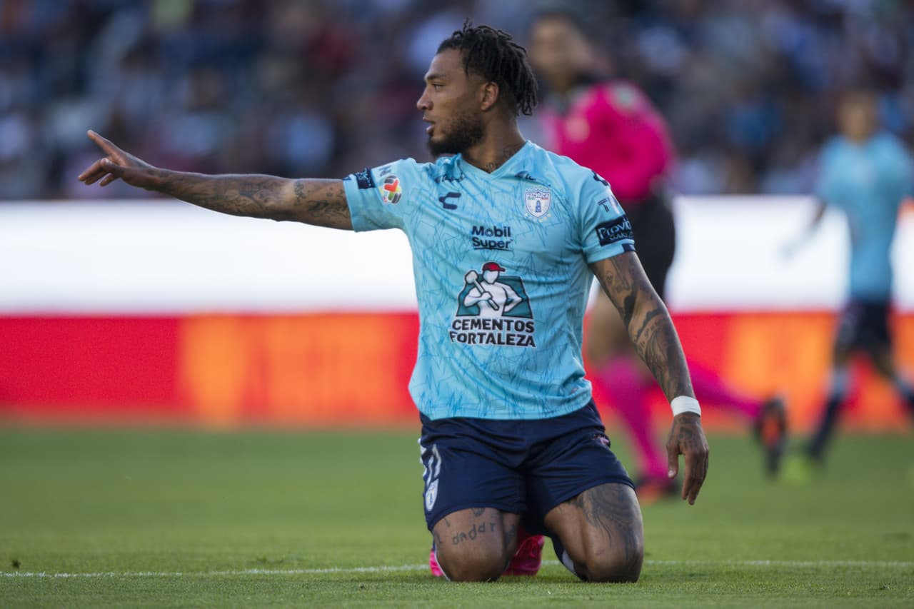 Colin Kazim-Richards se disculpa con sus compañeros por no haberles tocado el balón.