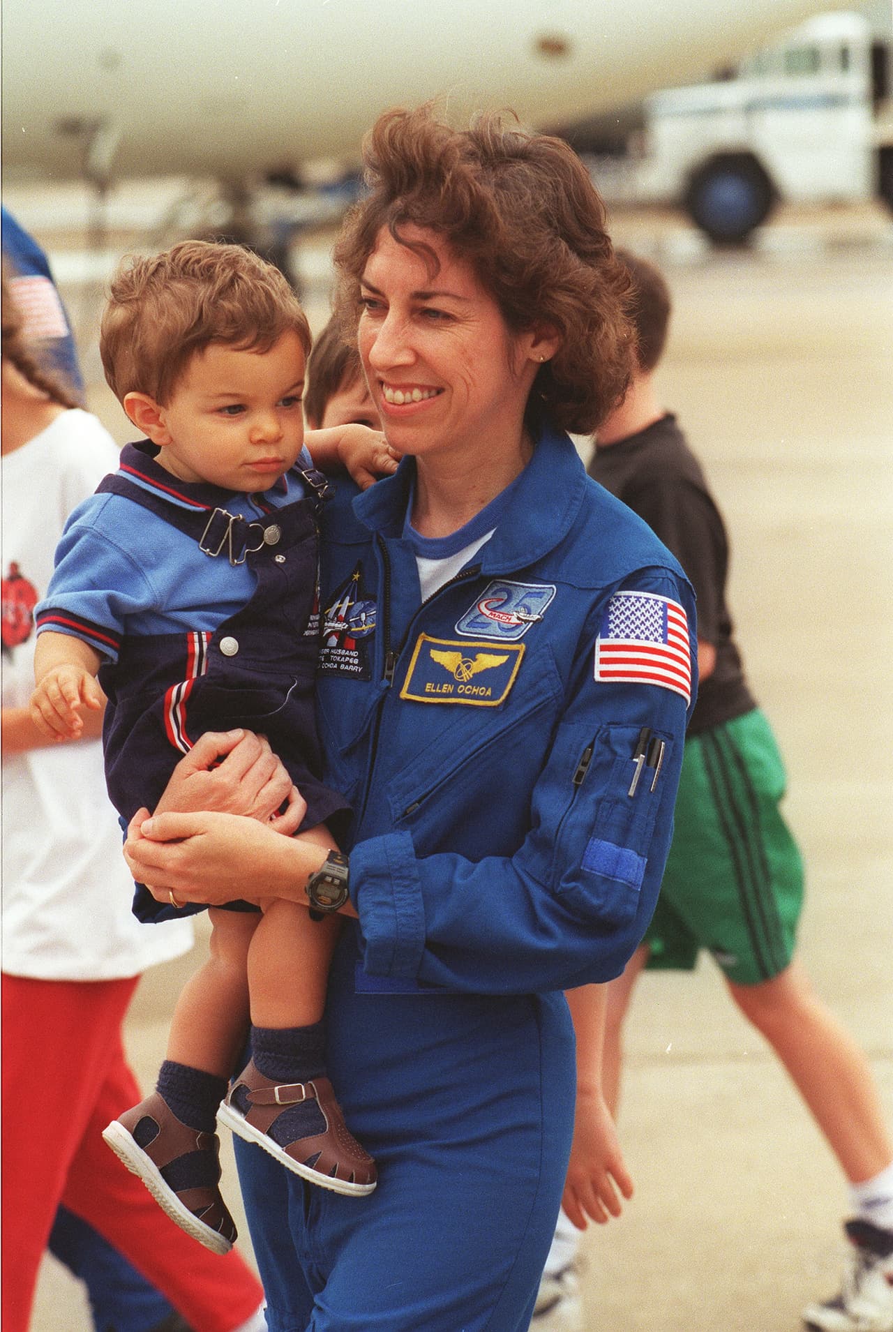 Ellen Ochoa está casada y tiene dos hijos varones. En la fotografía está cargando a uno de ellos, Wilson, en 1999.