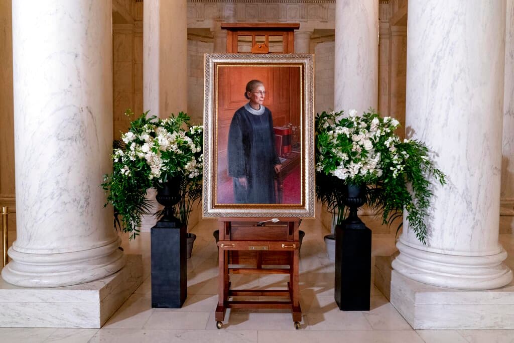 Un retrato de 2016 pintado por la artista Constance P. Beaty muestra a la jueza Ruth Bader Ginsburg en el Gran Salón luego de una ceremonia privada en la Corte Suprema en Washington, el miércoles 23 de septiembre de 2020. Ginsburg, de 87 años, murió de cáncer el 18 de septiembre.