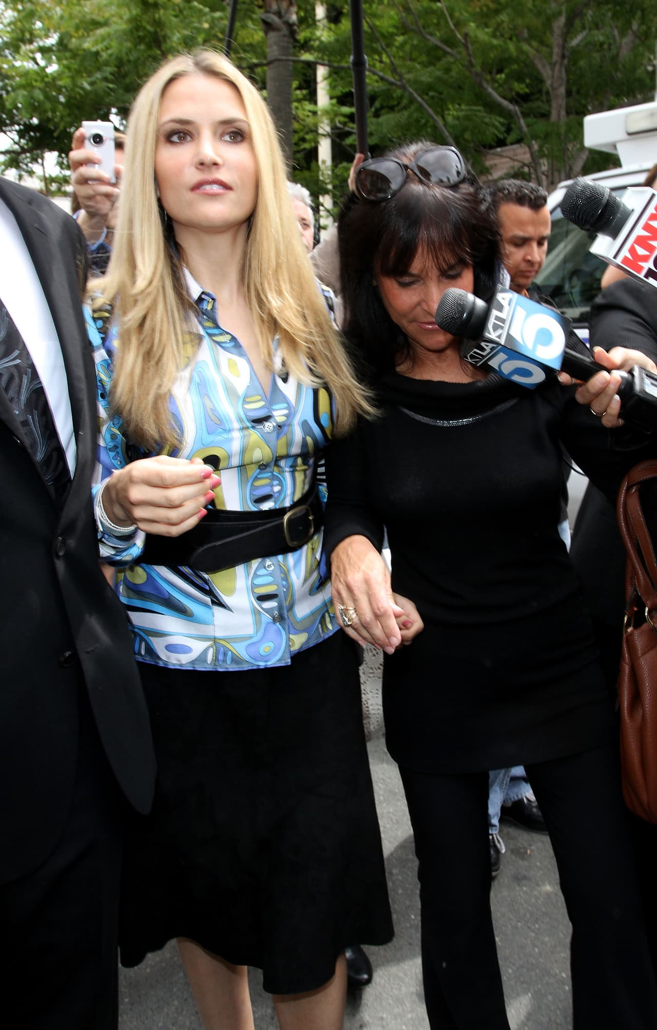 Tras haberse hecho pública la enfermedad del actor, Brooke ha informado por medio de su representante que ni ella ni sus hijos tienen VIH.