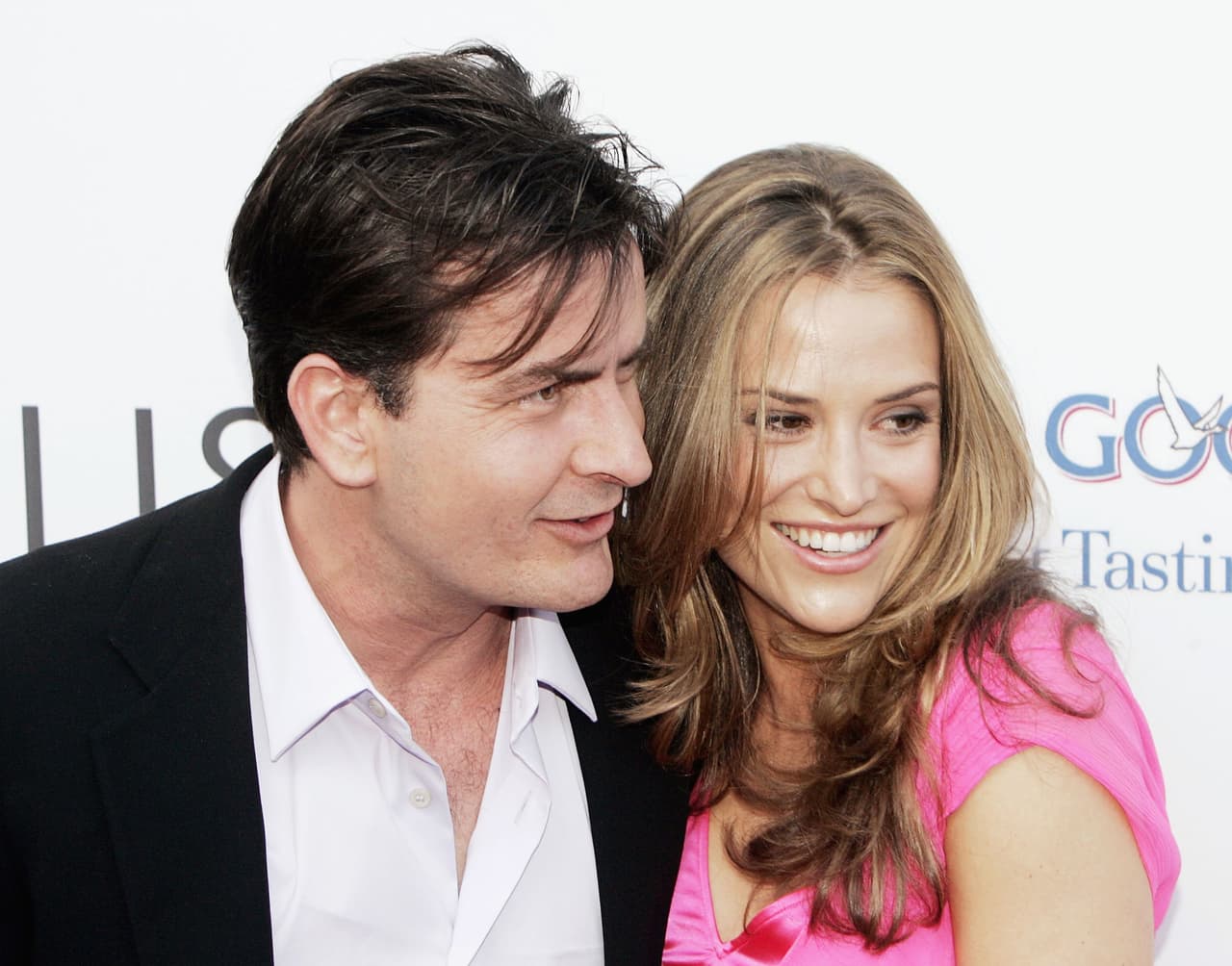 Por otra parte, en su entrevista de televisión, Charlie aseguró que desde que se enteró que es portador de VIH ha tenido una vida sexual responsable.