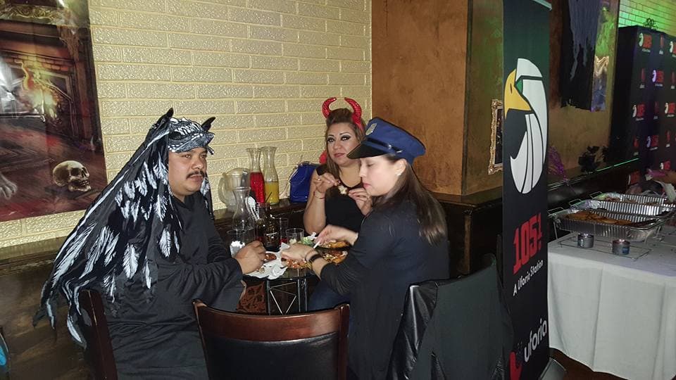 Pachanga en grande fue la fiesta de Halloween de La Qué Buena 105.1 en Quinta de los Reyes. Mira el ambiente y los preparativos del pachangón.