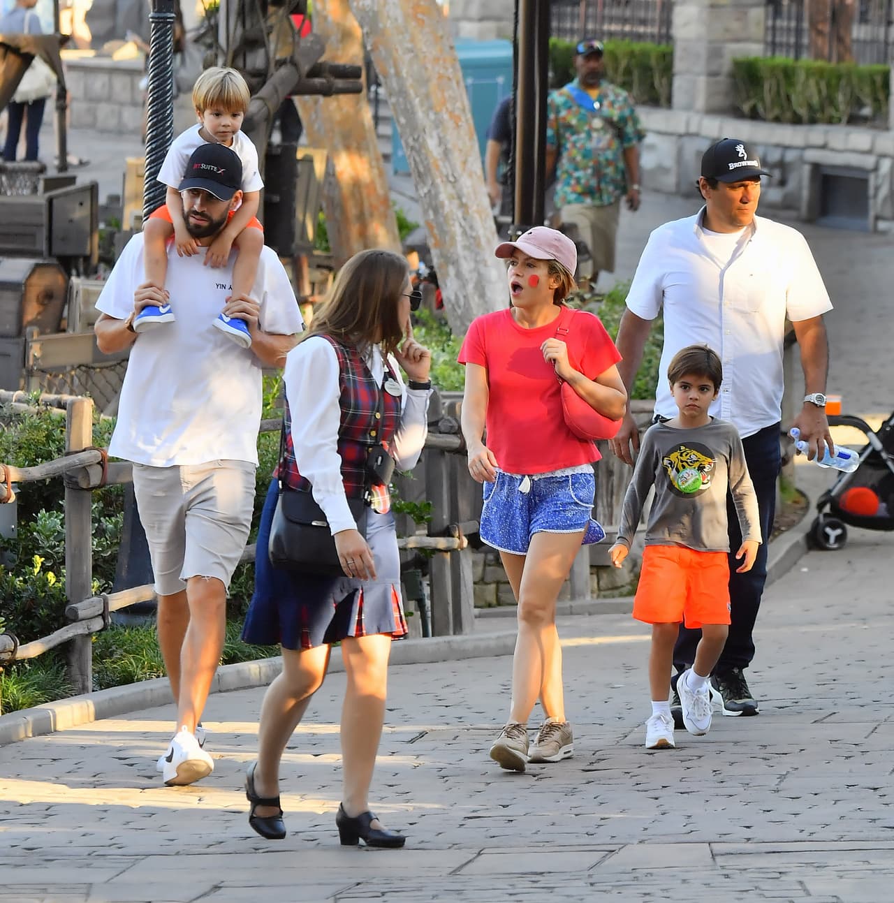 La guía que les asignó el parque así como un guardaespaldas, velaron porque la familia Piqué Mebarak se sintiera como el resto de los mortales. Nadie se les pudo acercar a pedirles autógrafos.