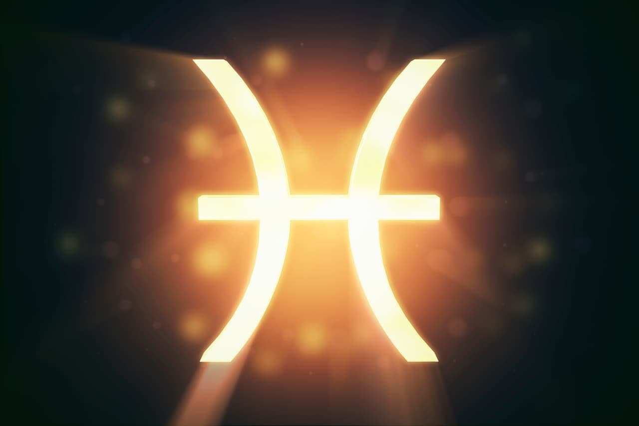 <b>Piscis en octubre: ¡Amor a la vista, vete preparando!</b>
<br>En el mes de octubre el planeta Neptuno, que es tu regente, continuará retrógrado en tránsito por tu signo, pero la Luna estará en Piscis dos veces: la primera y última semana del mes. Este paisaje astral crea un período de sorpresas en muchos órdenes de tu vida. Quizás tengas que hacer un pago inesperado, pero imprescindible y cualquier dinero que pongas en un negocio aunque no veas los frutos inmediatos te dará resultados en pocos días.