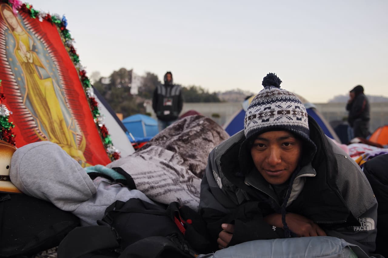 Amanece y los peregrinos frente a la basílica comienzan a levantarse. Muchos viajaron desde muy lejos para estar allí. Todos llevan alguna imagen de la virgen, algunos cumplen penitencias o sacrificios.