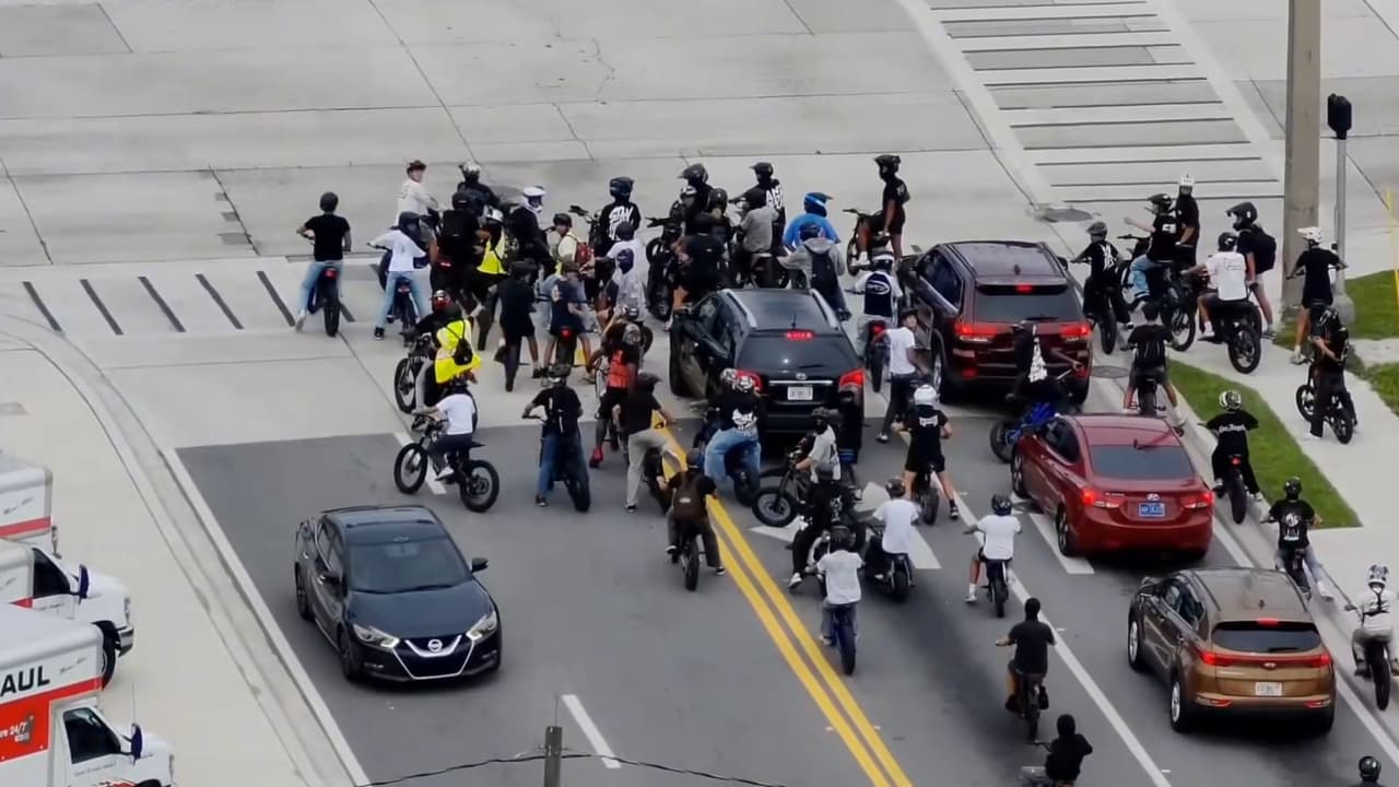 "Así no": Policía de Orlando advierte tras polémico grupo de e-bikes en el centro