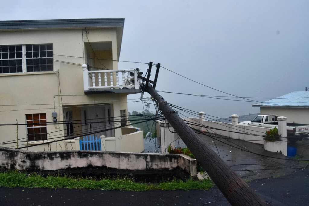 Un postre eléctrico cayó sobre el balcón de una vivienda en San Vicente y las Granadinas, por los vientos del huracán Elsa.