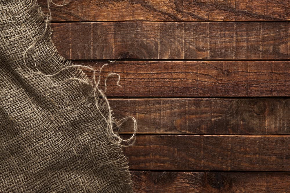 También se acostumbra usar pequeños saquitos o bolsas en cuyo interior se meten diversos objetos que funcionan como amuleto, ya sea alguna piedra, huesos, objeto de uso personal o hierbas.