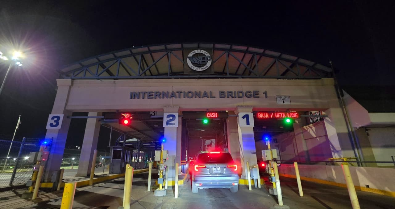 Registran filas de más de 5 horas en Puente de Eagle Pass; autoridades extienden horario