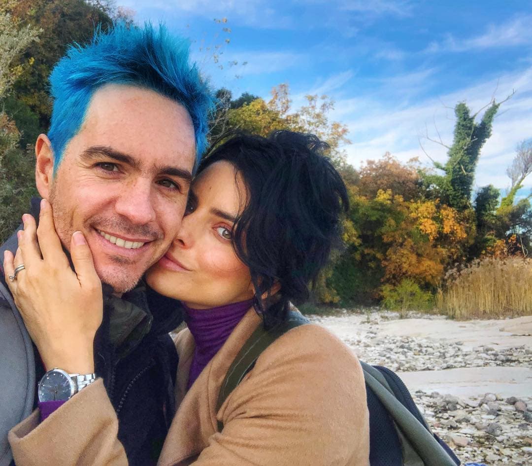 “Es muy duro. Lo amo y obviamente no esperé que esto nos pasara a nosotros, pero he sido muy abierta al dolor y a todo lo que ha ocurrido”, dijo
<b>Aislinn</b> respecto a su separación con
<b>Ochmann</b>.