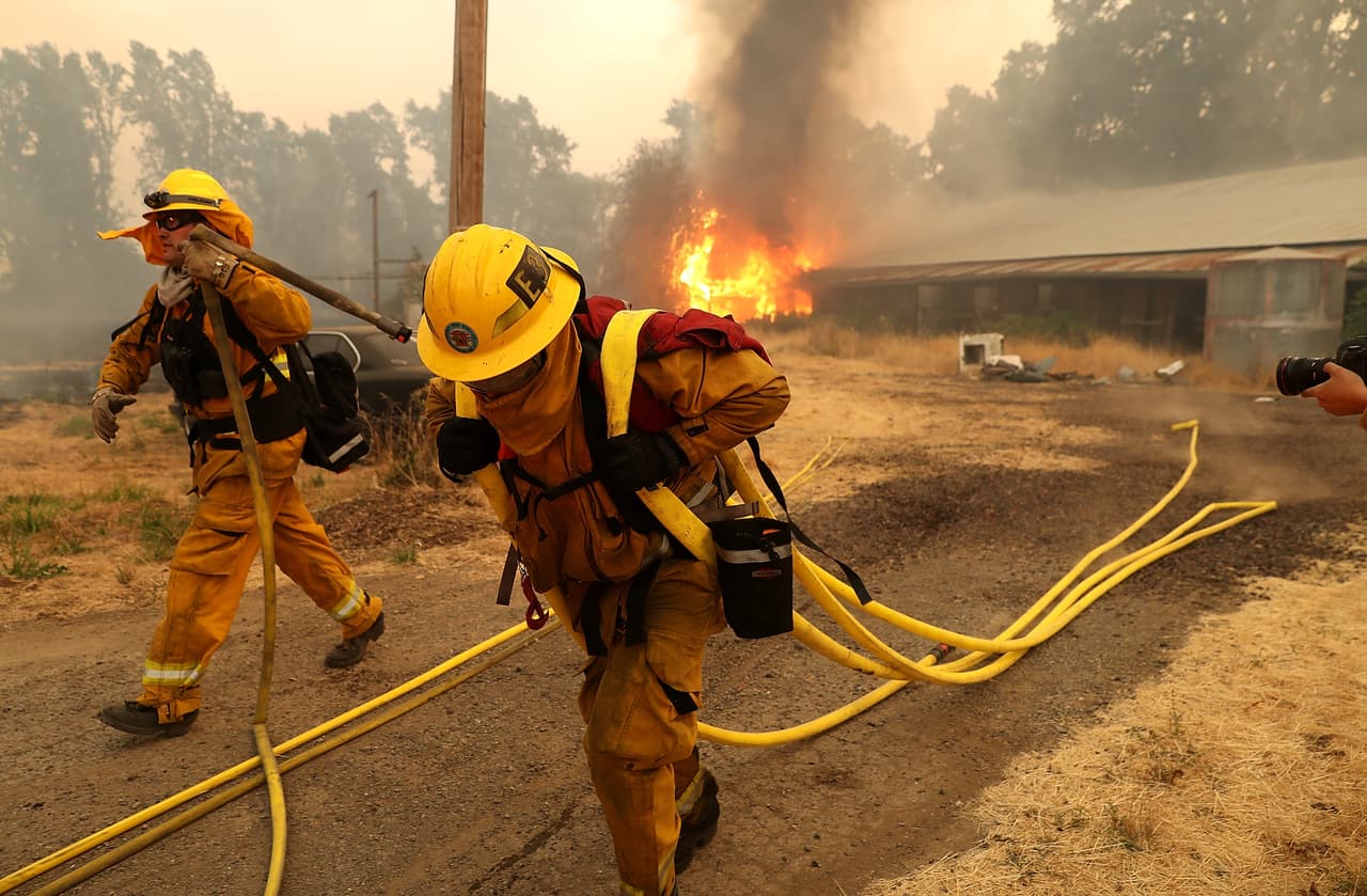 En total, unos
<b>13,000 bomberos están luchando contra el fuego en California, </b>junto a 800 agentes de la Guardia Nacional estatal, que se han desplazado para ayudar en las tareas de extinción.