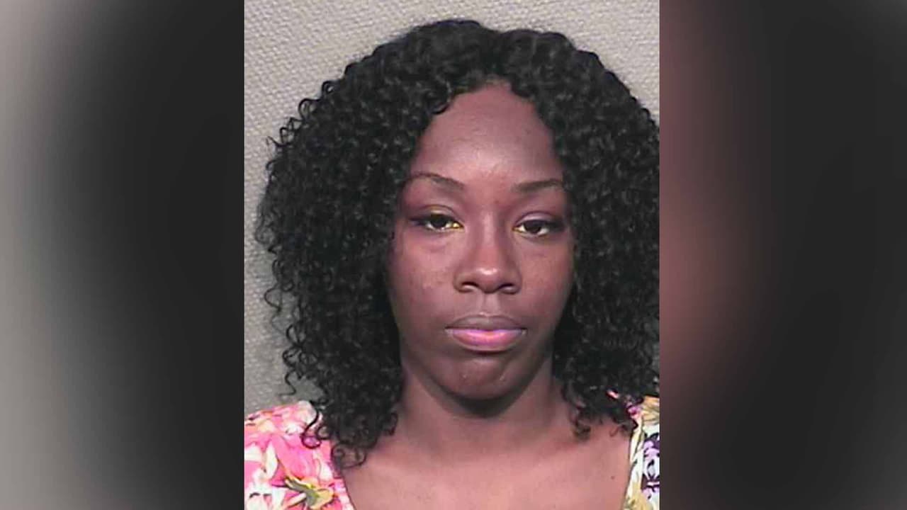 Deondra Delaine Richardson, enfrenta cargos por lesión a un menor y robo.