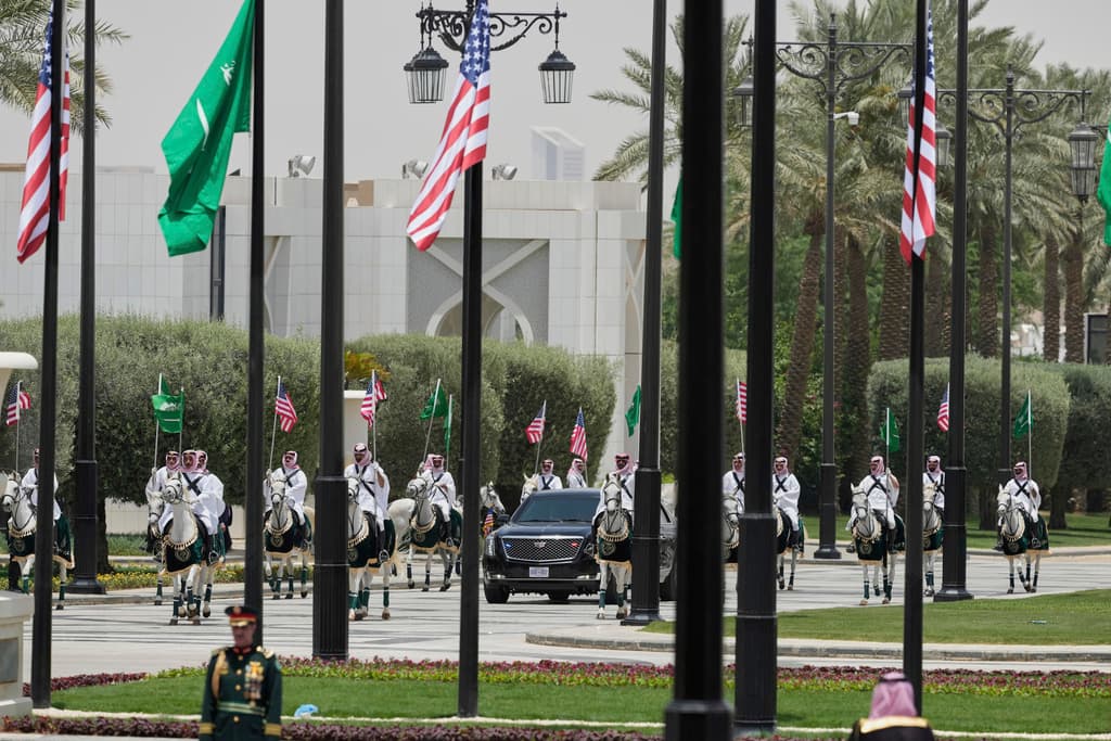 Miembros de la guardia de honor saudita escoltaron a caballo al presidente Trump como recibimiento a su llegada al palacio real. Trump inicia una gira por el Golfo enfocada en ampliar lazos económicos y reforzar la cooperación en seguridad con los principales aliados de EE. UU.