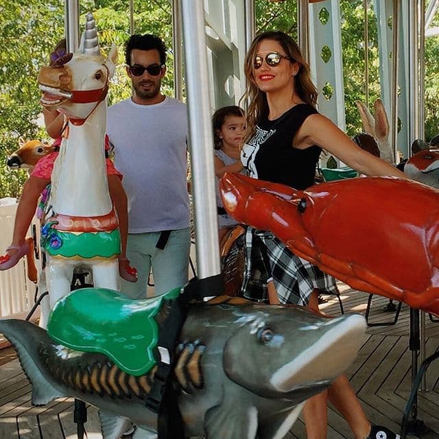 Con sus nenas en el carousel.