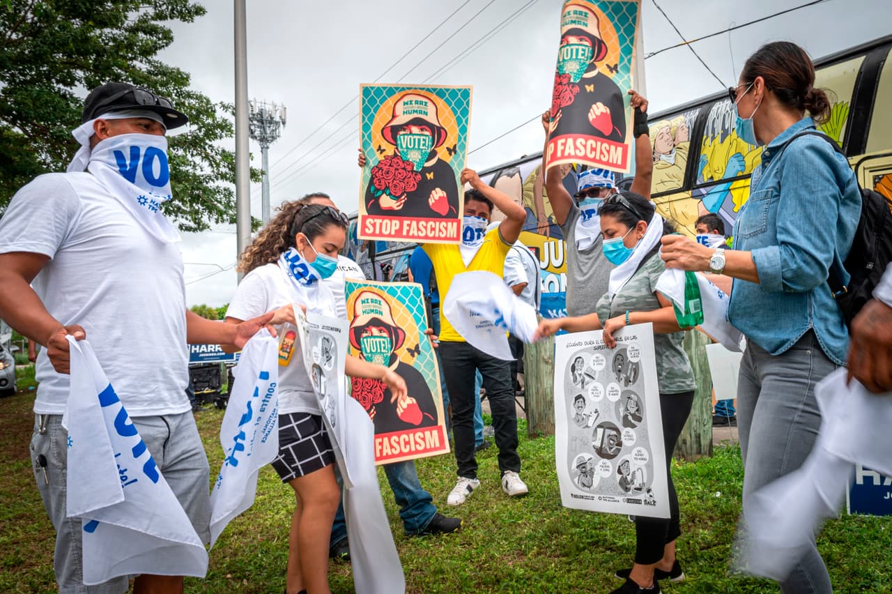 En septiembre pasado, la Corte de Apelaciones del Noveno Circuito revirtió una decisión de 2018 de un juez federal que bloqueó la suspensión del TPS para cientos de miles de beneficiarios. En la fotografía activistas y favorecidos por los programas TPS cuando recibieron al autobús de inmigrantes en Miami, el 24 de octubre.