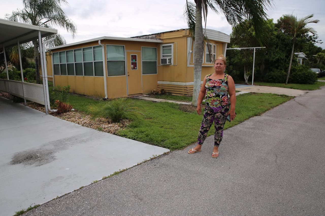 Regla Pino Hernández es inmigrante cubana, y vive en una casa trailer, en el barrio Golden Gate en Naples. La zona tiene mayoría hispana y ahora puede sufrir el embate de los vientos de Irma.