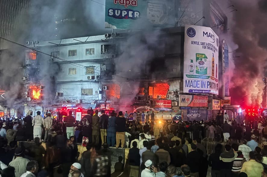 Incendio arrasa un centro comercial en Karachi, Pakistán; hay al menos 3 muertos y una docena de heridos