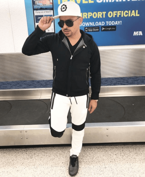 Viajar es parte fundamental de la carrera de un artista y así ha sido para Larry Hernández.