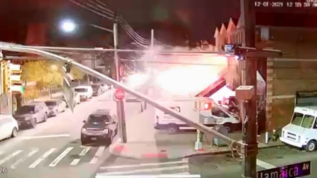 Una explosión destroza el primer piso de una casa en Brooklyn y fue grabado en video