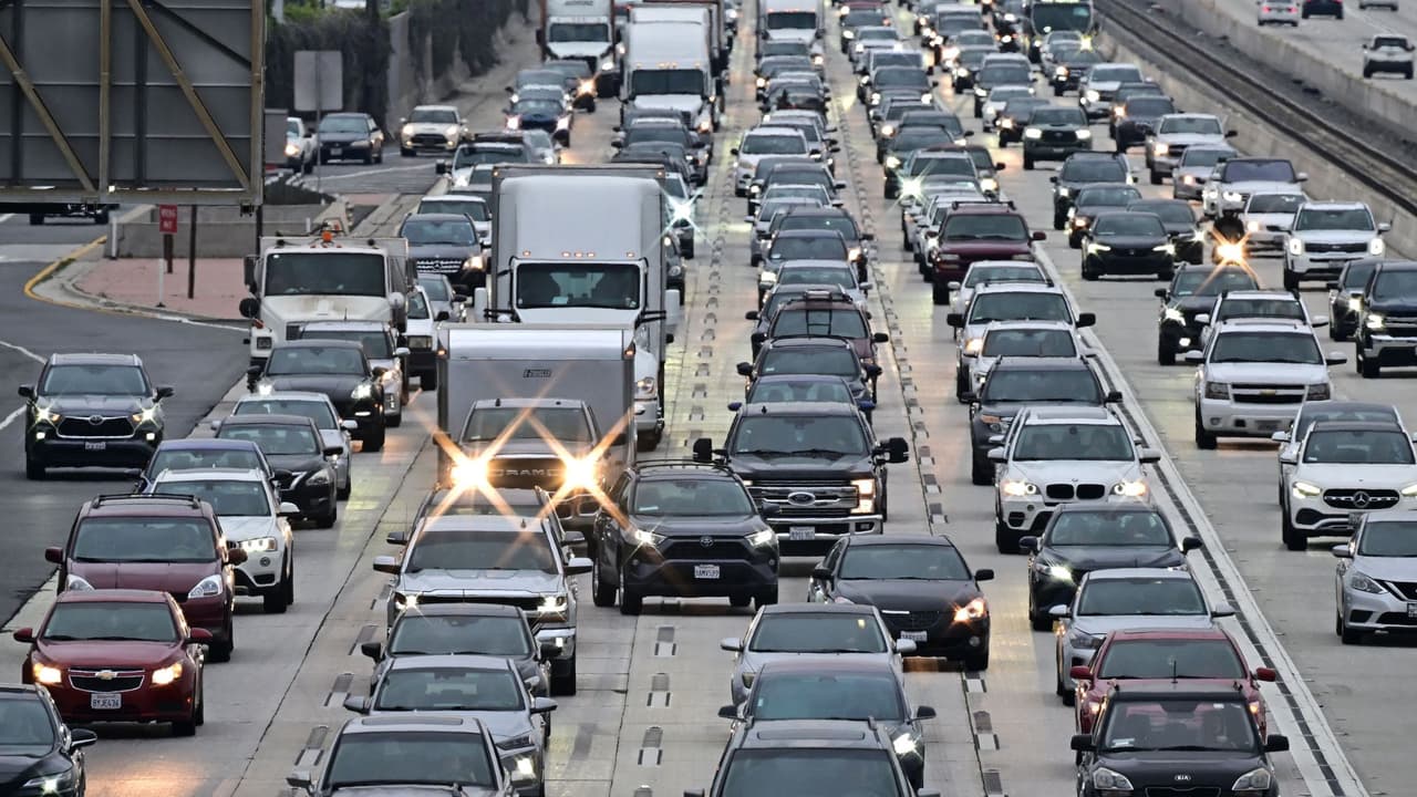 Cuál es el mejor horario para evitar el tráfico en las carreteras de California: gánale al tráfico esta Navidad