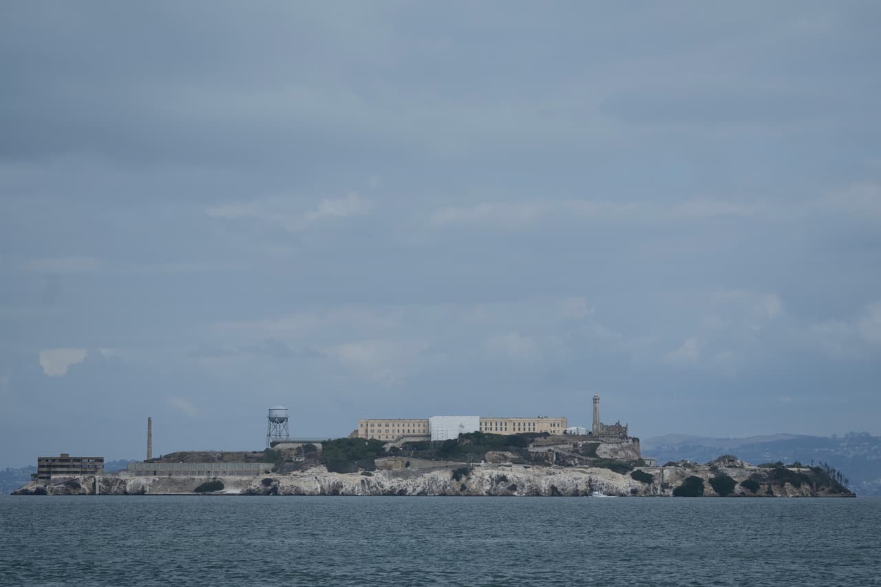 La isla de Alcatraz, el 10 de octubre de 2025, frente a San Francisco. (AP Foto/Jeff Chiu, Archivo)