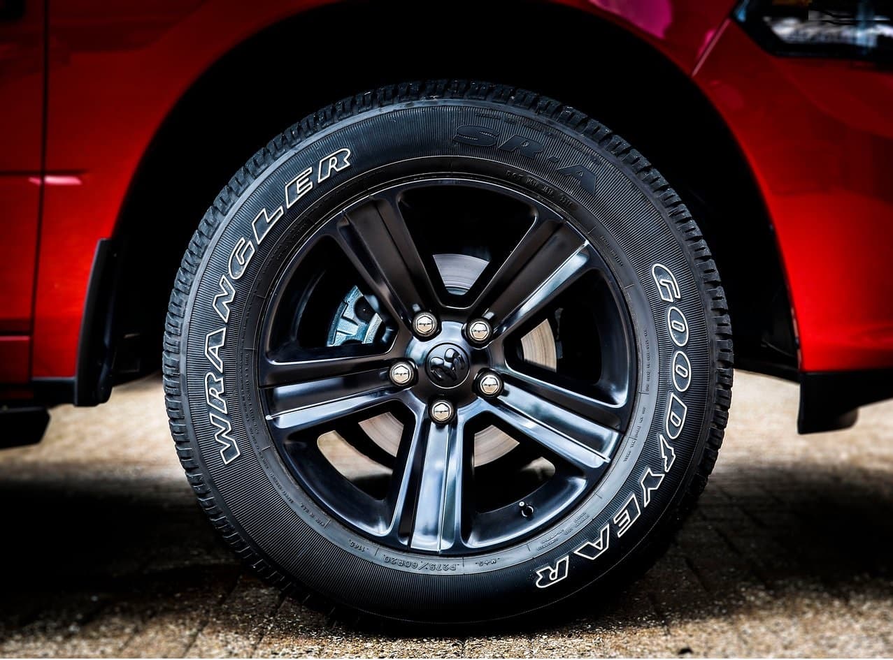 Entre los muchos detalles exclusivos que encontramos en la Ram 1500 Night 2017 se encuentran unas impactantes ruedas de aluminio de 20 pulgadas pintadas en negro brillante.