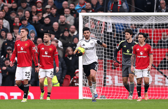 Raúl Jiménez anota golazo frente al Manchester United en la Premier League