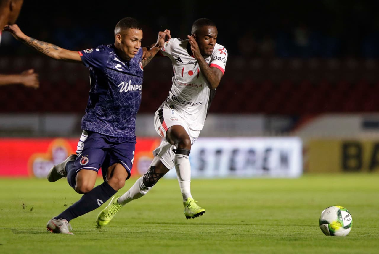 En los primeros minutos el equipo local trató de imponer condiciones pero no encontraron los espacios deseados.