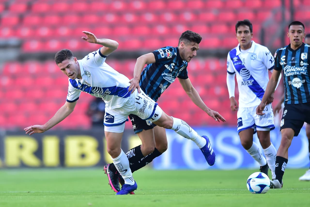 (L-R) Santiago Ormeno of Puebla and Kevin Escamilla of Queretaro during the game Queretaro vs Puebla, corresponding to the Seventh round match of the Torneo Guard1anes Clausura 2021 of the Liga BBVA MX, at La Corregidora Stadium, on February 21, 2021.
<br>
<br> (I-D), Santiago Ormeno de Puebla y Kevin Escamilla de Queretaro durante el partido Queretaro vs Puebla, correspondiente a la Jornada 07 del Torneo Clausura Guard1anes 2021 de la Liga BBVA MX, en el Estadio La Corregidora, el 21 de Febrero de 2021.