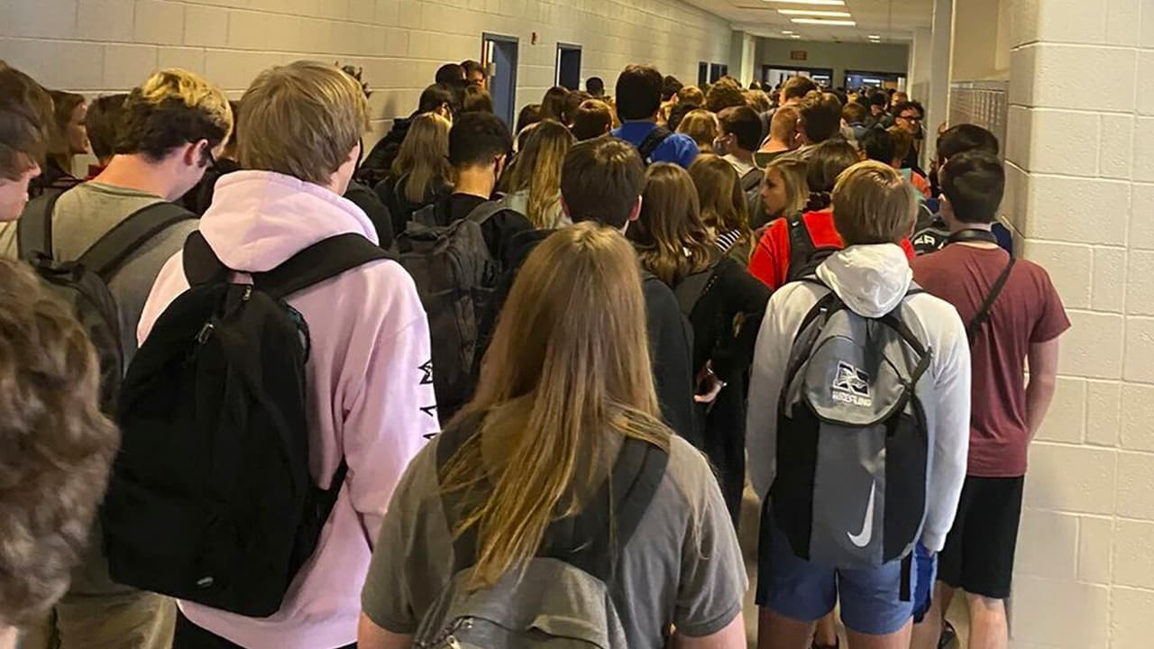 Reportan nueve casos de coronavirus en escuela de Georgia desde la que se publicaron fotos de aglomeraciones