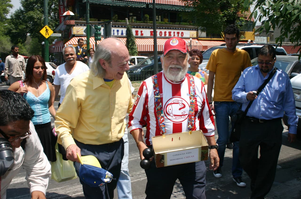 Sergio Corona, un de los más grandes amigos de 'El Loco' también expresó su sentir. "Muy triste. Un gran amigo, un ingenioso y genio en la comedia. Gran hermano y compañera. Es una pena su muerte", dijo el actor a
<b><a href="https://twitter.com/VengaLaAlegria/status/1299357703161155584" target="_blank">'Venga la alegría'</a></b> este viernes 28.
<br>